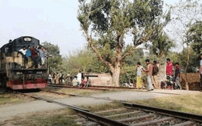 রেলক্রসিং যেন মরণ ফাঁদ